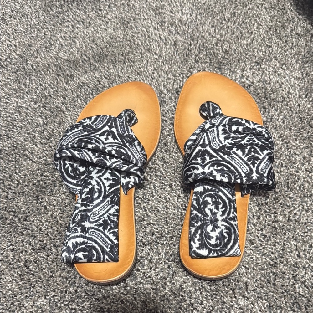 Dirty Laundry Black and White Sandals